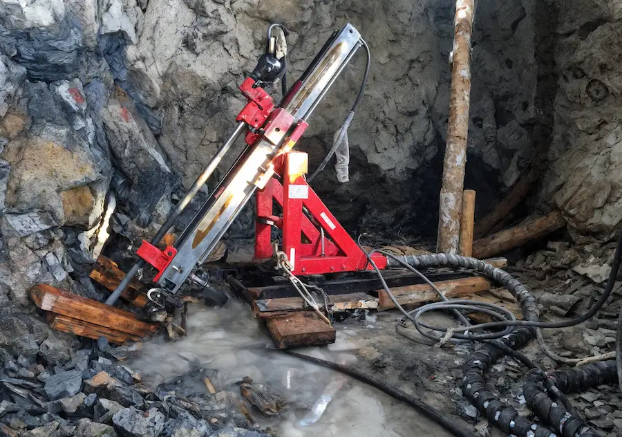 Operario en faena de perforación diamantina de alta precisión